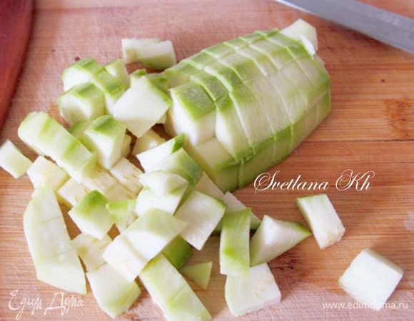 Половину молодого  кабачка нарезать мелким кубиком.