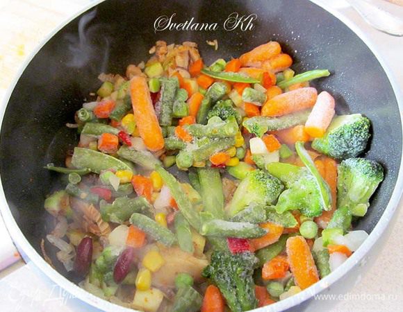 Затем добавляем замороженные овощи и снова даем потушиться минут 7. Посолить, добавить паприку. На этом этапе можно добавить итальянские травы. Я добавила совсем немного, так как , у меня помидоры с травами, очень душистые.