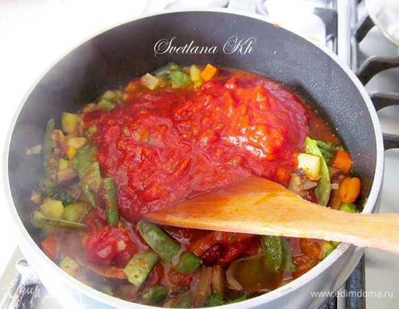 Теперь очередь томатов. Я добавила 400 г. Кто любит менее кисло, можно уменьшить их количество. Готовить 10 минут. Добавить бульон или кипяченую воду.  Варить до готовности овощей. Немного подсластить, чтобы нейтрализовать сильную кислоту. И всыпать ракушки. Через минуту выключить огонь.