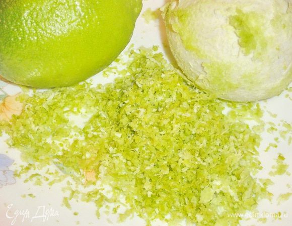 Цедру лайма натрите на мелкой терке.