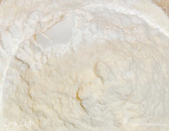 Смешайте муку, разрыхлитель и соль.