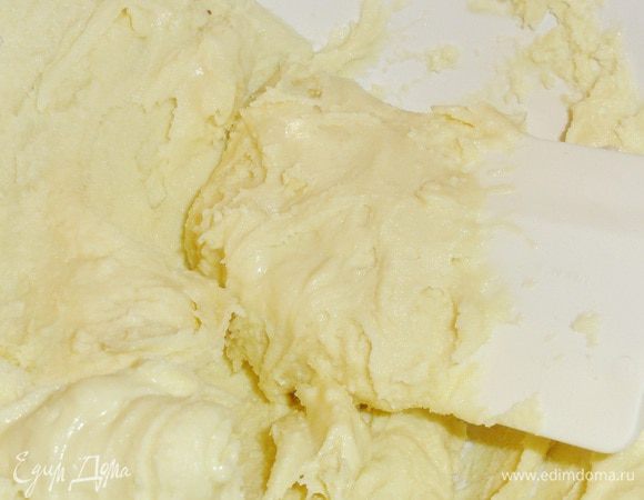 Растопите шоколад на водяной бане.
