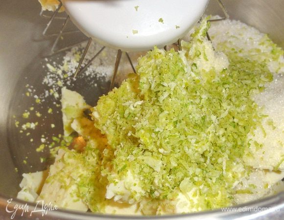 В миксере взбейте размягченное сливочное масло,  сахар и цедру лайма.
