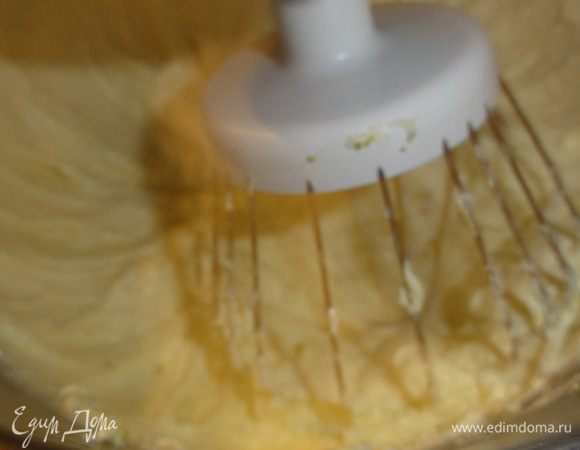 На низкой скорости постепенно добавьте шоколад...
