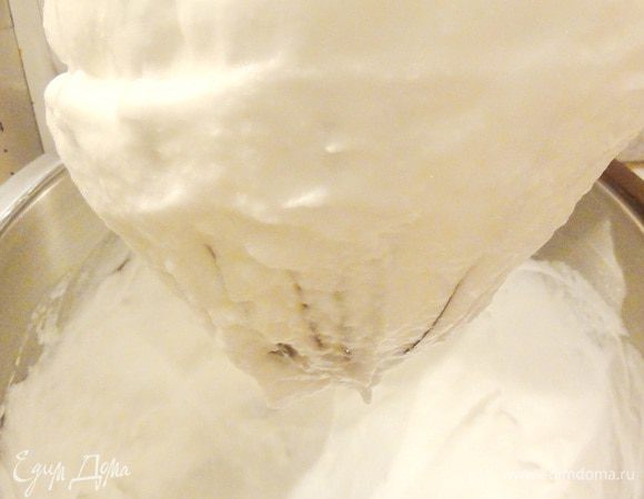 Взбейте белки в крепкую пену.
