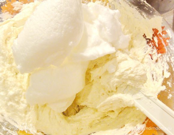 Резиновой лопаткой вмешайте белки в тесто.
