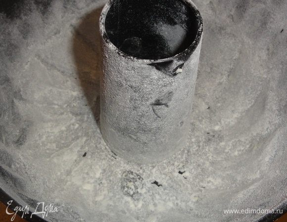 Форму смажьте маслом и посыпьте мукой.
