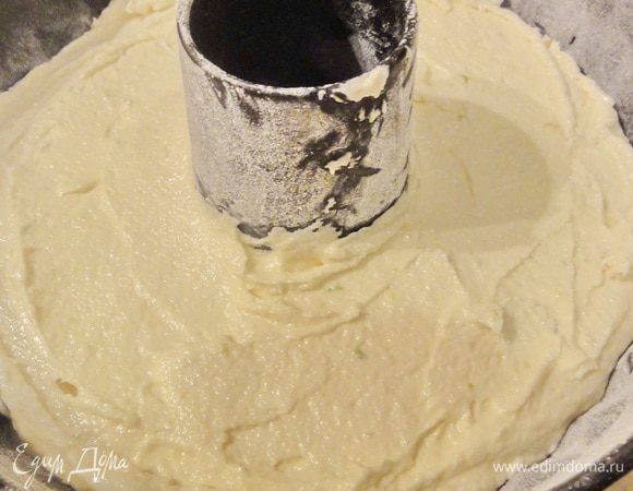 Переложите тесто в форму. Выпекайте в предварительно  разогретой до 180 гр. духовке в течении 40-50 минут. Проверьте готовность зубочисткой.
