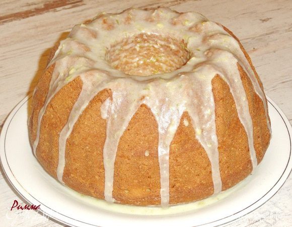 Дайте остыть в форме минут 10. Переложите на решетку и дайте полностью остыть. Приготовьте глазурь. Для этого растопите сливочное масло и соедините все ингредиенты. Покройте поверхность кекса глазурью.
