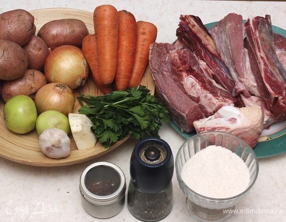 Есть такой прием готовки. Мы варим или тушим мясо с овощами, а затем практически в конце приготовления - убираем эти овощи и закладыаем новые. Таким образом мясо и бульон получает все "вкусности" от овощей, а те овощи, которые закладываются во второй раз не теряют вкус. В итоге получается очень богатое блюдо. Таких блюд много и они довольно трудоемкие. Например говядина по-Бургундски или баранина в одном из представленных мною рецептов. Этот вариант (основной прием - варка) намного проще за счет того, что овощи закладываются в два приема. 