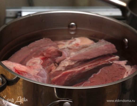 Промойте мясо. Заверните рульку в ребра и свяжите бечевкой. Используйте только ХБ бечевку. Если у вас грудинка - ее можно просто положить в воду. Воды используйте около трех литров. Поставьте на средний огонь. Помните, что для лучшего бульона он должен закипать в течение часа.