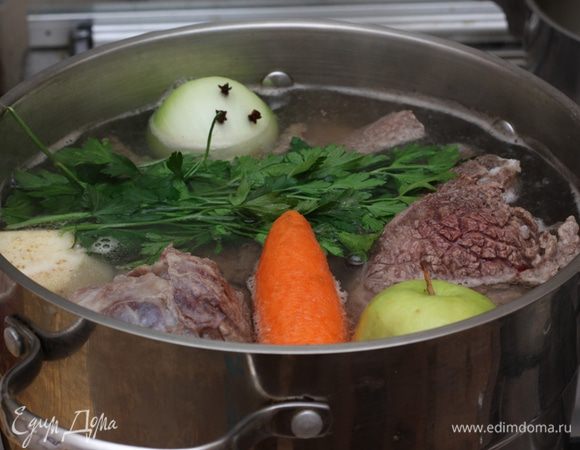 Почистите большую луковицу и воткните в нее три гвоздики. Положите луковицу, одну морковь, сельдерей, букет Гарни (или петрушку, тимьян и лавровый лист - как у меня), головку чеснока и яблоко. При этом яблоко не надо чистить. Яблоко убирает определенный запах, но этого не понять, пока не попробуешь сделать так.