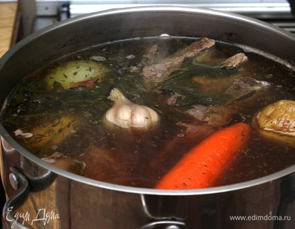 Замочите заранее на 30 минут грибы в холодной воде. Влейте воду из под грибов через кухонное полотенце или муслин в бульон, чтобы в него не попал песок. Положите грибы в бульон. Варите бульон на очень слабом огне в течение трех часов. Кастрюля должна быть прикрыта крышкой.