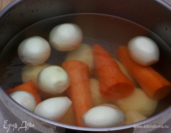 Теперь займитесь подготовкой овощей для второй закладки. Почистите картофель, морковь, мелкий лук, репу (если есть). Если морковь средняя или крупная - порежьте на куски сантиметра по три. Также поступите с картофелем. Правда его можно оставить крупнее. Репу порежьте как картофель. Почистите луковицы.