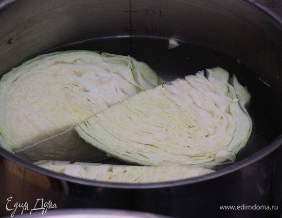 Варите капусту отдельно от бульона и овощей, т.к. вкус капусты может стать доминирующим и вы получите вкус щей, а не блюда, которое мы тут пытаемся сварганить ))) Варите капусту в подсоленной в течение 25-30 минут. Не переварите.
