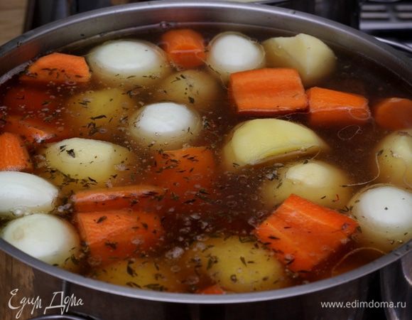 Положите овощи (напоминаю, что без капусты) в бульон. Доведите до кипения на сильном огне и варите на маленьком огне около 30 минут.