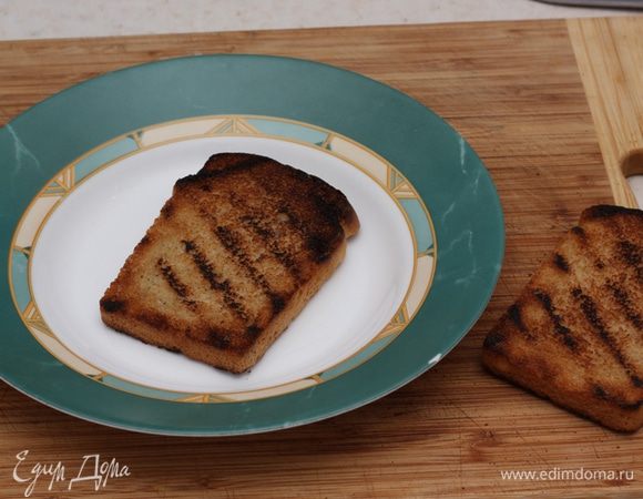 Теперь презентуем суп. Положите в глубокую тарелку гренку, натертую чесноком. Налейте сверху один или два половника бульона и потрите сверху Пармезан. Можете украсить суп кинзой или петрушкой.