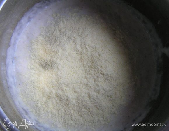 "Оживить" закваску и приготовить опару по рецепту http://www.edimdoma.ru/retsepty/33336-vanilnye-ruletiki-na-hmelevoy-zakvaske до 10 шага включительно. Затем к опаре добавить кукурузную муку,
