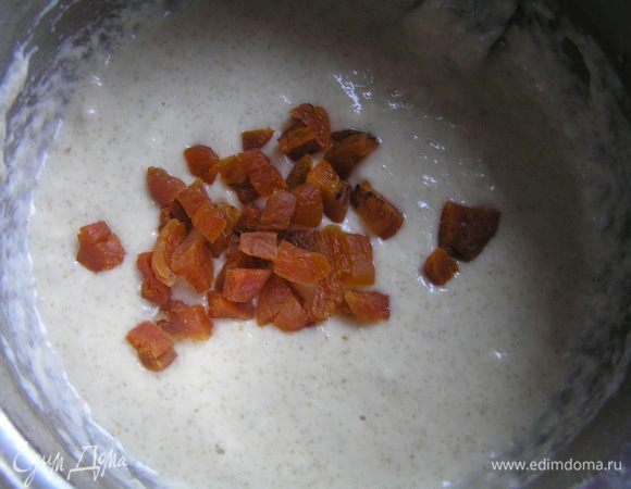 всыпать нарезанную курагу,
