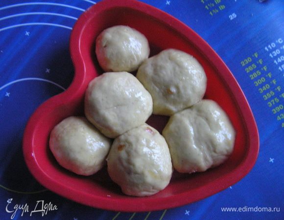 Из каждой сформировать шарик, уложить в подходящую форму, смазанную растительным маслом. Каждый шарик тоже сверху смазать маслом. 
