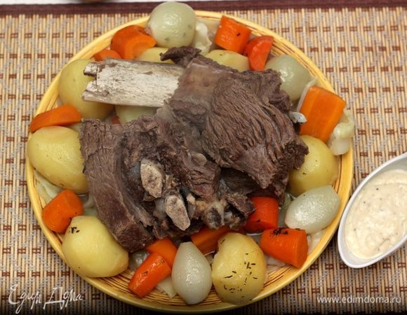 Теперь презентуем основное блюдо. Возьмите большую форму, положите туда овощи: капусту и остальные овощи из бульона. Выложите сверху мясо. Так будет легче нарезать мясо. Полейте всё бульоном. Надо добиться того ,чтобы и овощи и мясо были влажными сверху.