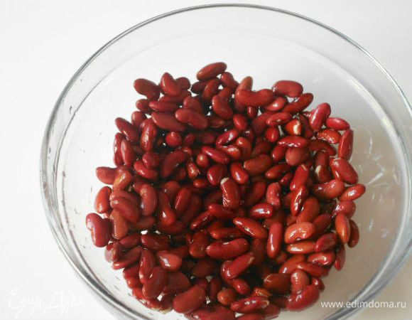 Фасоль перебрать и замочить в холодной воде на ночь или минимум на 6-8 часов. Ёмкость должна быть большая и воды не менее 1 литра. Если есть возможность, периодически меняйте воду.
Перед приготовлением блюда воду слить, бобы обсушить.