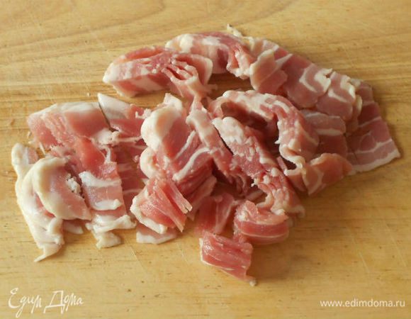 Примерно 1/4 кусочка брюшины нарезать пластинами, кусочками...