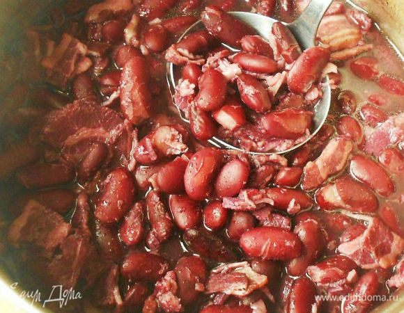 Когда она станет мягкой, добавить к ней красное вино, накрыть крышкой и готовить ещё 30 минут.
Вынуть готовую брюшину из кастрюли, на разделочной доске мелко нарезать и вернуть к фасоли. Приправить перцем и солью. Внешне блюдо похоже на густой суп.
Подавать блюдо пока оно горячее.