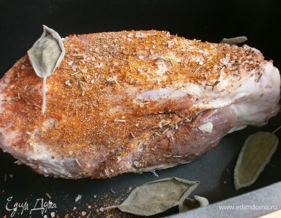 Смешать специи.Натереть, слегка массажируя,мясо и оставить " отдыхать" на 30 минут.За это время соль подтаит и впитается в мягкие ткани рульки, и специи хорошо пропитают мясо.