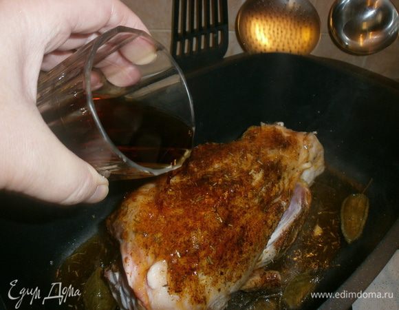 На дно кастрюли с толстыми стенками налить оливковое масло. Добавить оставшийся чеснок, розмарин, шавлию.Рульку слегка обжарить со всех сторон, чтобы закрылись волокна и не выходил сок.Вылить вино в кастрюлю, не попадая на мясо, дать выпариться алкоголю.Тушить под крышкой 2 часа на медленном огне, иногда переворачивать. Когда мясо начнёт отделяться от кости, снимаем с огня. 