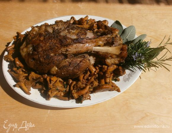 Грибы лисички очистить от земли. Промыть под проточной водой.На сковороду налить немного оливкового масла и положить сливочное масло.Выложить грибы. Чеснок пропустить через чесночницу или порубить мелко ножом вместе с петрушкой.Добавить к грибам,посолить, поперчить по - вкусу, тушить минут 30, пока не выпарится лишняя жидкость.Гарнир к мясу готов. Приятного аппетита!