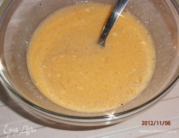 В миске взбейте яйца вилкой, добавить сыр, молоко, соль и перец.