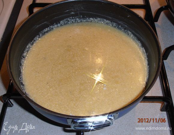 Третью часть выливаем в смазанную маслом форму.