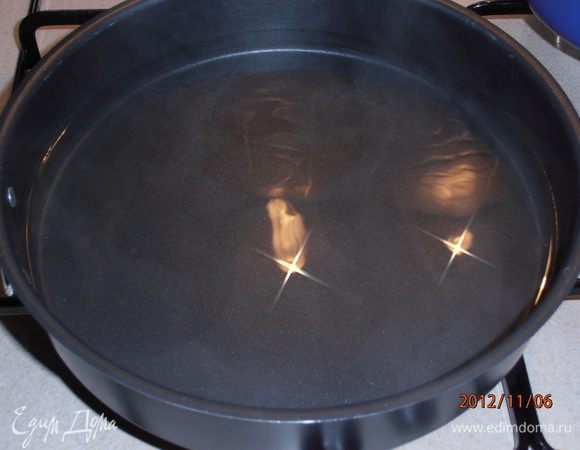 Духовку на 180 °C.Теперь делаем водяную баню.Берем форму большого размера и наливаем горячую водy.