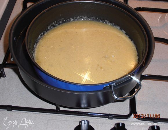 В нее ставим нашу поменьше и ставим в духовку где то на 10 мин. Форму ставить на самый низ,и не вынимая заливать слои.