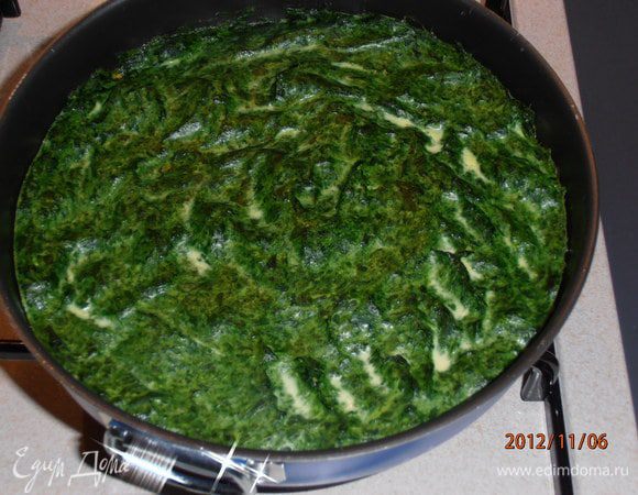 Попробуйте прижать немного пальцем,не должно быть жидким.Заливаем часть с соусом сверху и еще где то 10 мин., опять проверяем. И сверху со шпинатом опять где то на 10 мин.