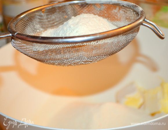 мягкое сливочное масло смешать с сахаром и растереть, затем в эту миску просеять муку с разрыхлителем