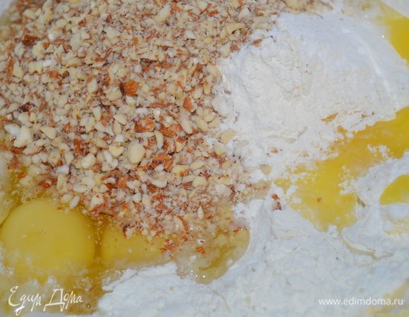 затем добавляем яйца и миндаль