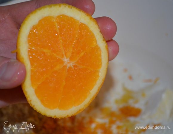 выдавливаем 2 ст ложки апельсинонового сока и цедру со всего апельсина