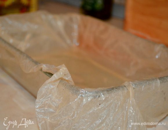 подготовим стеклянную форму ( у меня 20 на 25 см), смазываем ее растительным маслом, затем выкладываем бумагу для выпечки, которую сначала смачиваем водой и мнем - она станет очень покладистой =) затем бумагу тоже немного мсазываем маслом