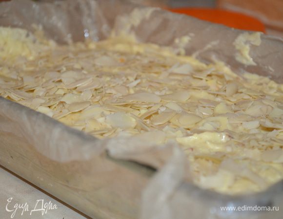 выкладываем тесто в форму, присыпаем миндальными пластинками и выпекаем при 180 градусах примерно 45-50 минут, готовность проверяем деревянной шпажкой. Если не пропеклось, то нужно накрыть бумагой и выпекать до готовности, но так чтобы миндаль не зажарился очень сильно. 