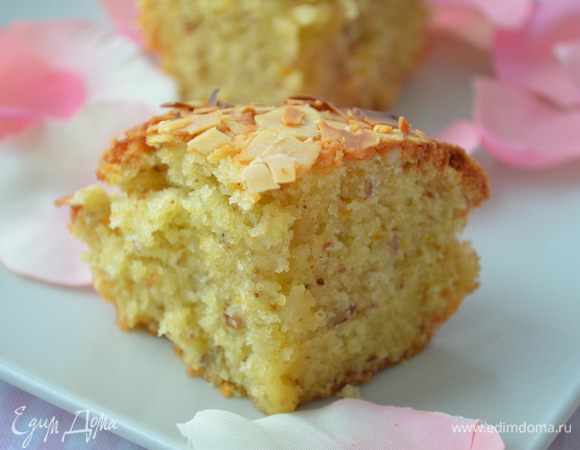 Готовый бисквит остудить в форме 15 минут, затем вынуть, снять бумагу и нарезать на квадратики. 