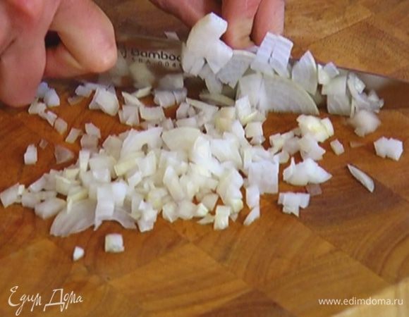 Лук почистить и мелко порубить.