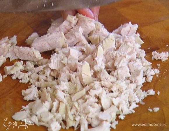 Куриную грудку предварительно отварить, затем мелко порезать.
