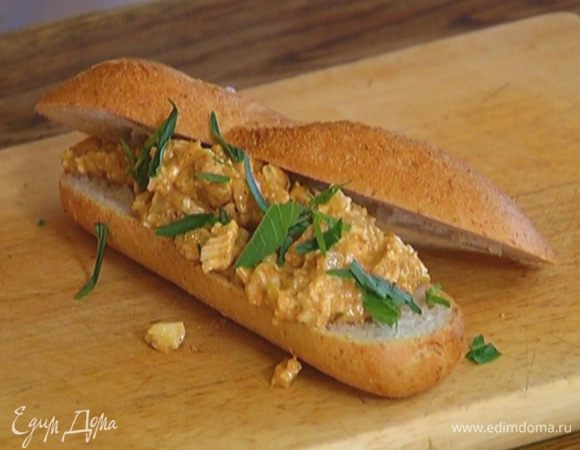 Булку разрезать вдоль пополам, на одну половину выложить куриную начинку, посыпать листьями тархуна и накрыть второй половиной хлеба.