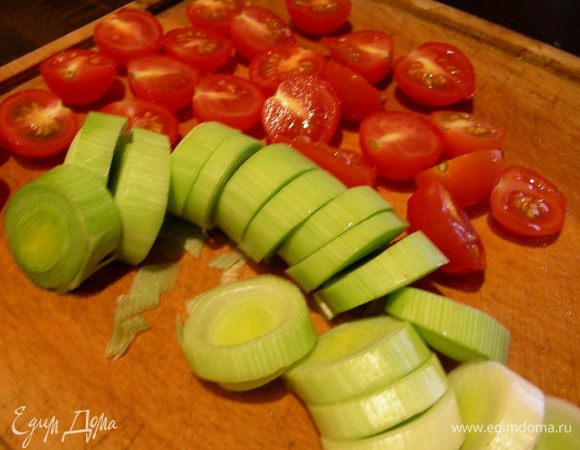 Лук-порей режем кружочками, черри напополам. 
