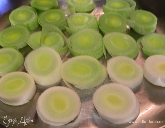 Обжариваем их минут 7-10 на оливковом масле (я это делала по отдельности, так как они у меня была маленькая сковородка). За пару минут до конца добавлзаем каперсы и майоран. Солим по вкусу.
