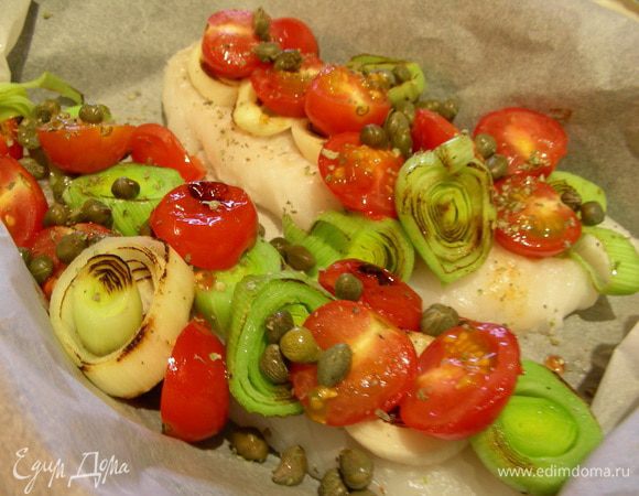 Филе рыбы выкладываем в форму для запекания, смазанную маслом. Солим, перчим по вкусу. Сверху выкладываем наши овощи. Запекаем в духовке минут 20, в зависимости от размера филе. 