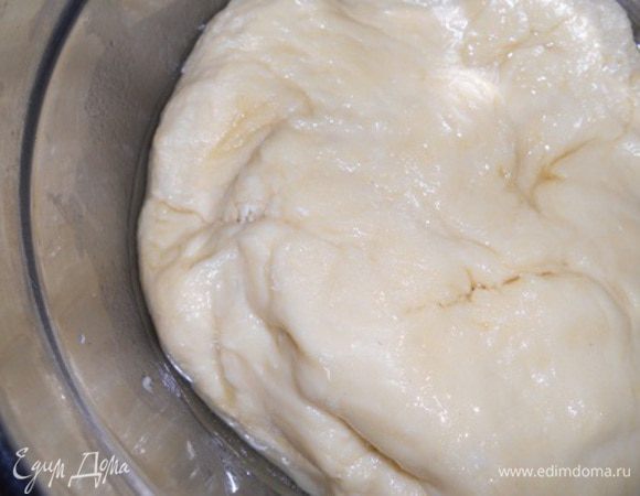 Дрожжи смешать в теплой воде, добавить сахар и соль, перемешать, добавить яйцо, масло и ванильный сахар, ввести частями муку с разрыхлителем и замесить тесто. Взять миску смазать ее маслом и переложить в нее замешенное тесто и поставить на подход на 1, 5 часа.