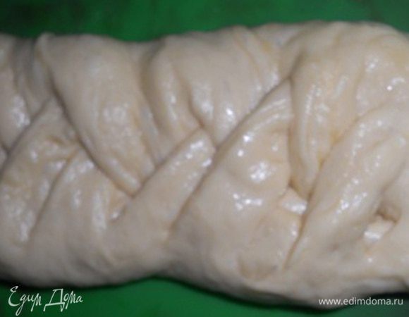 Теперь руками размять тесто в пласт, сделать не большие разрезы по краям и сплести их в косу, оставить отдохнуть тесто на 15 -20 минут. Тем временем перемолоть орехи с сахаром в пудру.